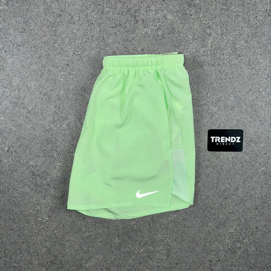 NIKE CHALLENGER SHORTS - VAPOUR GREEN