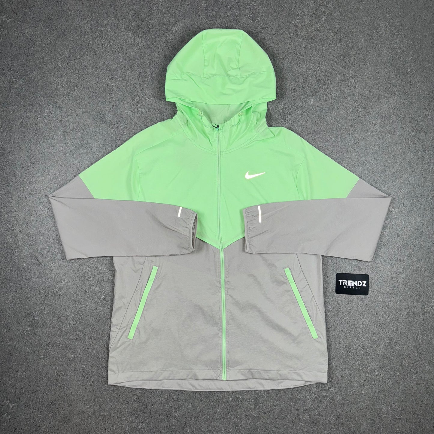 NIKE UV WINDBREAKER - VAPOUR GREEN