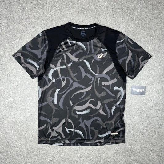 ASICS ROAD ALL OVER PRINT T-SHIRT - BLACK