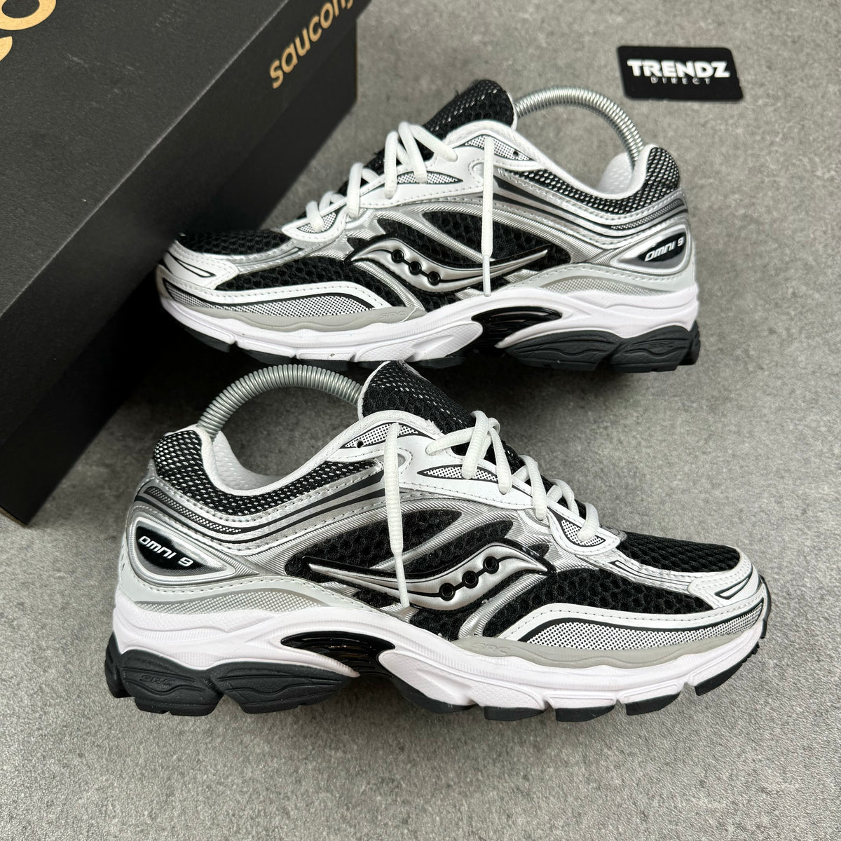 SAUCONY PROGRID OMNI 9 - BLACK/WHITE