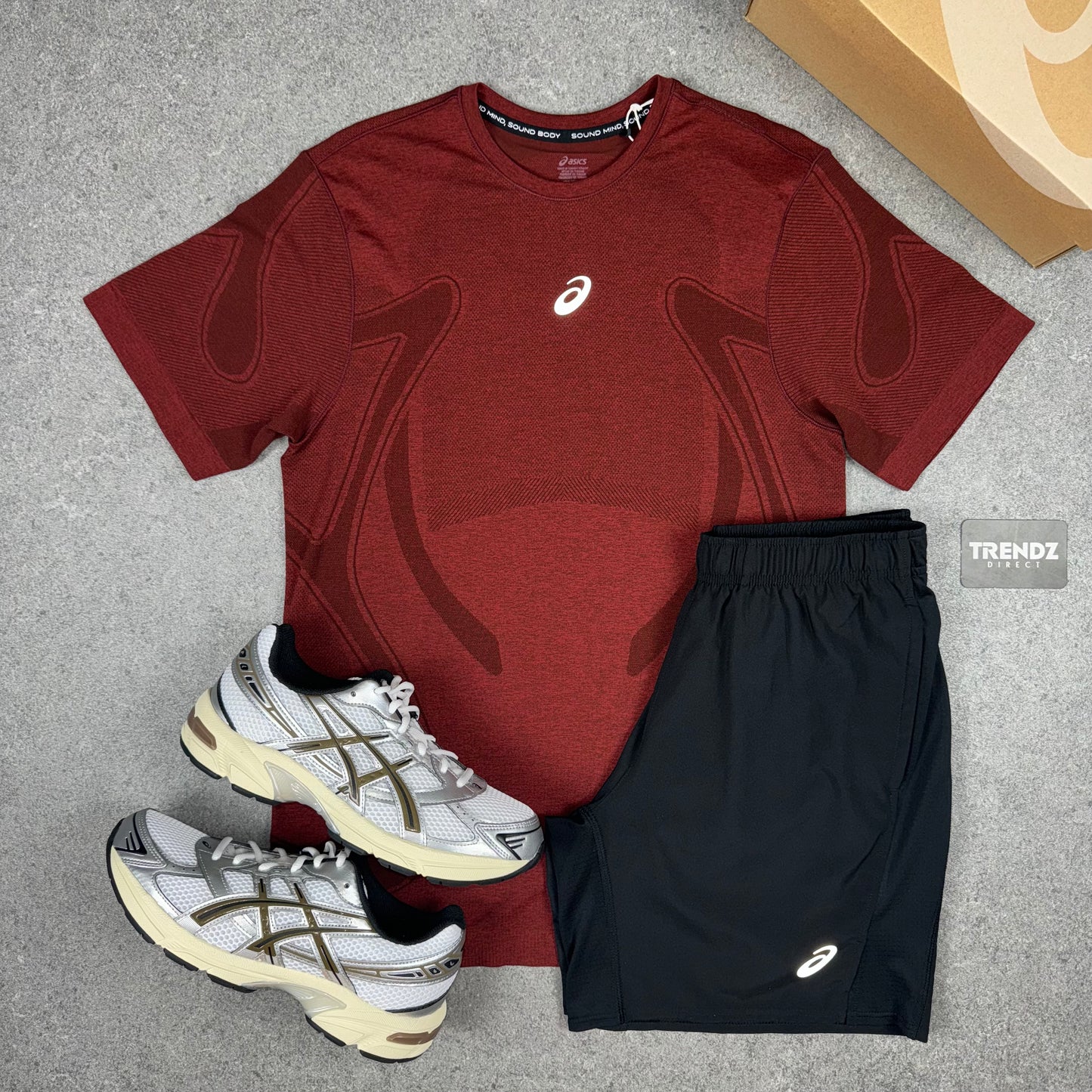 ASICS SEAMLESS T-SHIRT & PERFORMANCE SHORTS SET - DARK RED/BLACK